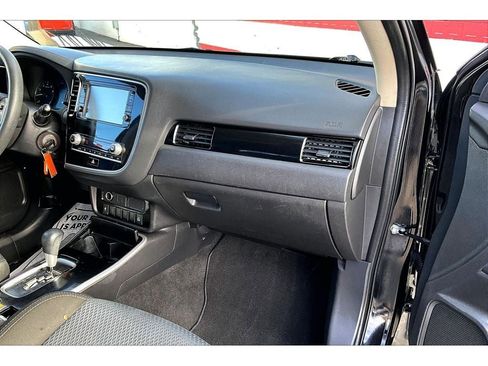 Used 2020 Mitsubishi Outlander ES image 17