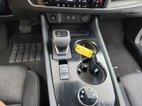 Used 2024 Nissan Rogue SV AWD/4WD image 25