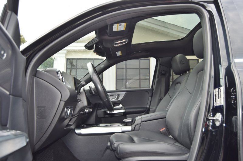 Used 2021 Mercedes-Benz GLB 250 4MATIC w/ Premium Package image 16