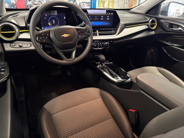 Used 2025 Chevrolet Trax LT FWD image 5