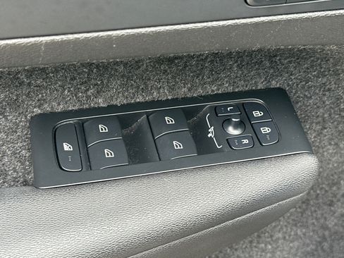 Certified 2025 Volvo XC40 B5 Plus AWD/4WD image 12