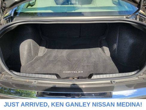 Used 2009 Chrysler 300 C RWD image 18