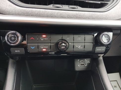 Used 2023 Jeep Compass Latitude image 16