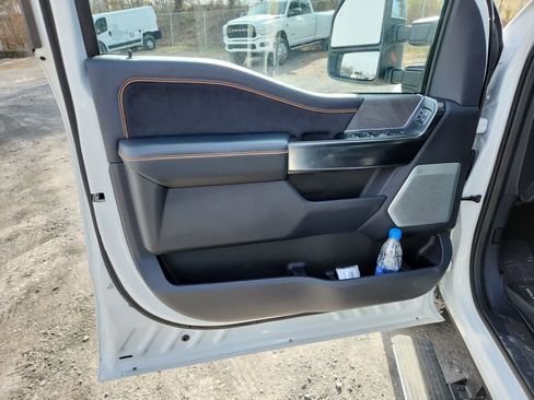 Used 2024 Ford F350 Platinum w/ FX4 Off-Road Package image 17