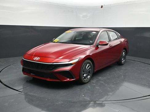 Used 2024 Hyundai Elantra SEL FWD image 3