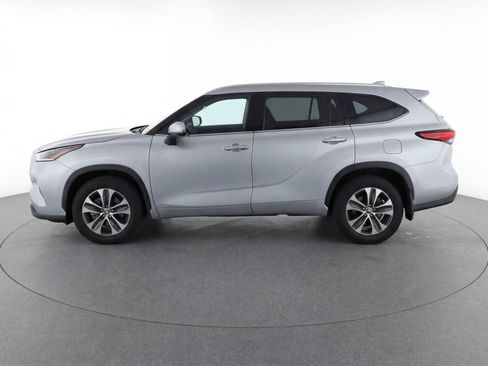 Used 2022 Toyota Highlander XLE AWD/4WD image 6