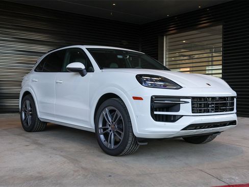 Used 2025 Porsche Cayenne image 7