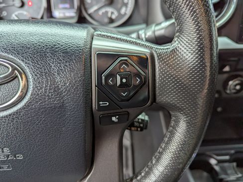 Used 2017 Toyota Tacoma TRD Sport w/ Tow Package (A/T) image 18