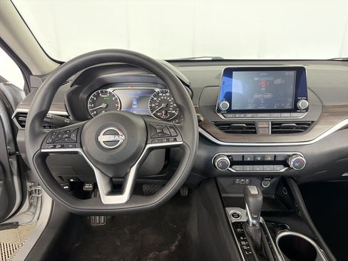 Used 2024 Nissan Altima 2.5 SV FWD image 3