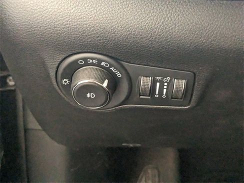 Used 2022 Jeep Compass Limited image 29