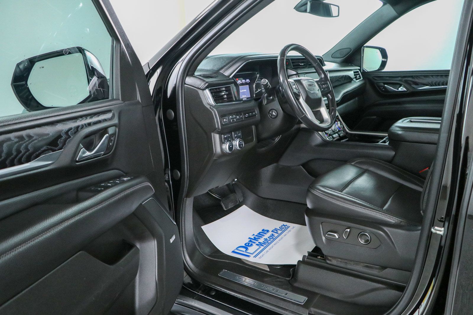 Used 2021 GMC Yukon Denali AWD/4WD image 3