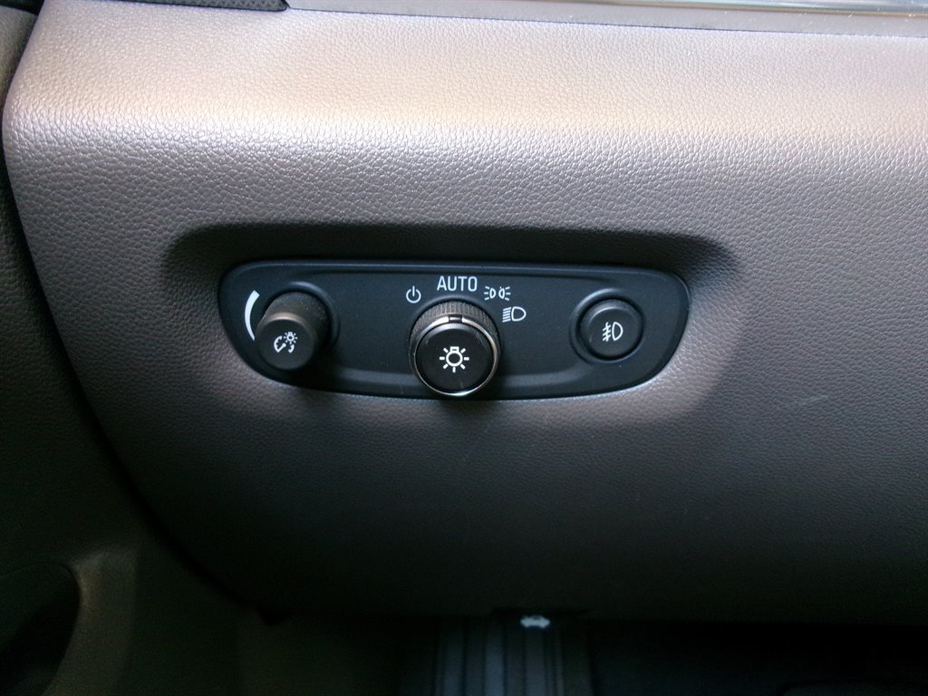Used 2020 Chevrolet Traverse Premier FWD image 34