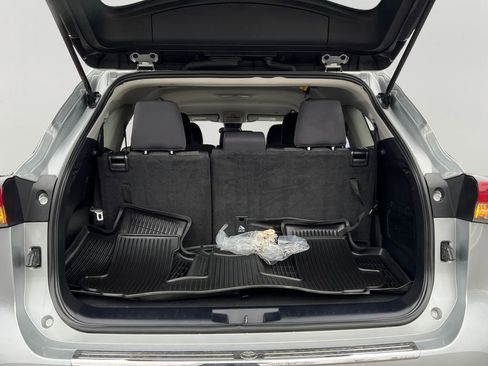 Used 2023 Toyota Highlander L image 10