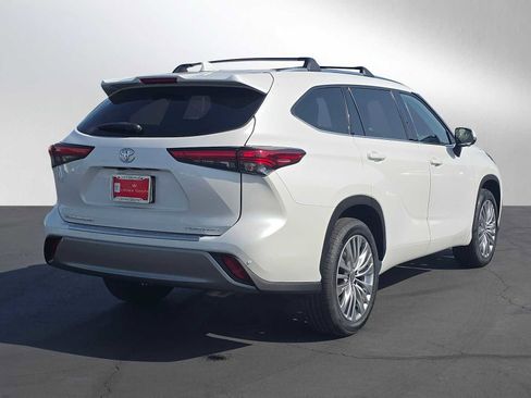 Used 2023 Toyota Highlander Platinum FWD image 3