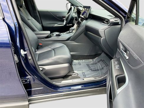 Used 2024 Toyota Venza XLE image 28