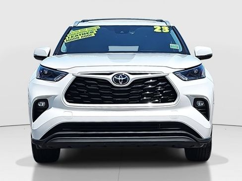 Used 2023 Toyota Highlander XLE FWD image 2