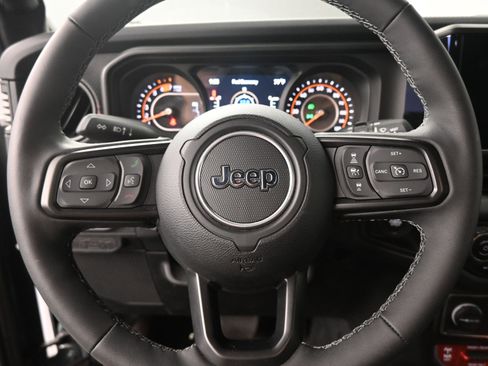 Used 2025 Jeep Wrangler Unlimited Rubicon w/ Convenience Group image 11