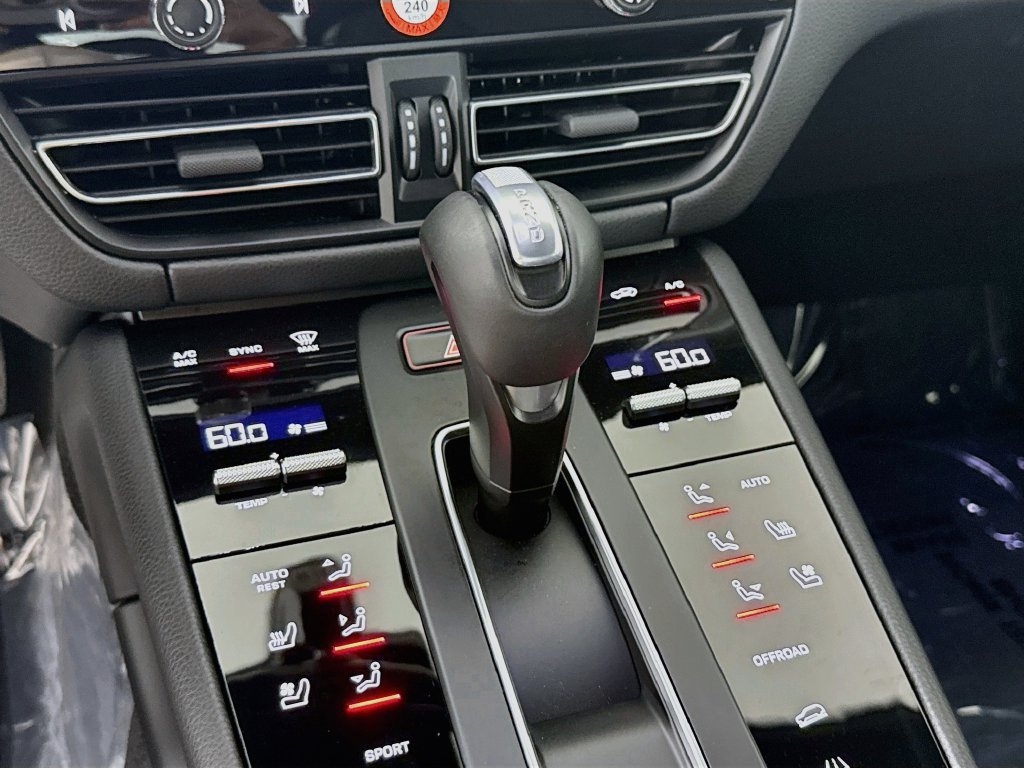 Certified 2026 Porsche Macan AWD/4WD image 18