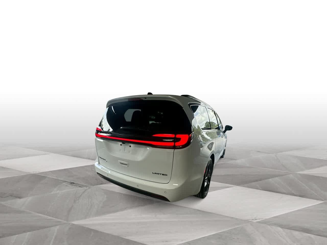 Used 2026 Chrysler Pacifica Limited w/ S Appearance Package FWD image 8