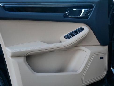 Used 2025 Porsche Macan image 9