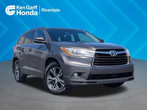 Used 2016 Toyota Highlander XLE AWD/4WD image 1