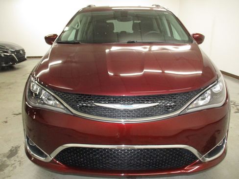 Used 2017 Chrysler Pacifica Touring-L Plus FWD image 2