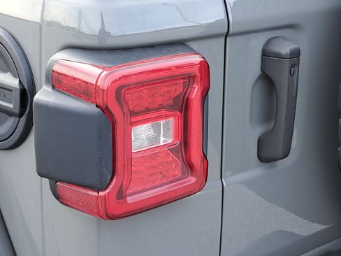 Used 2022 Jeep Wrangler Unlimited Rubicon w/ LED Lighting Group image 31