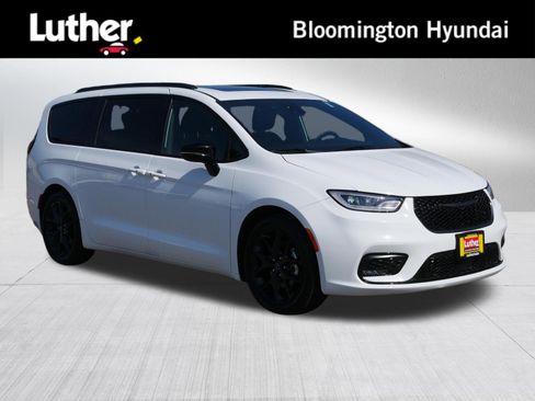 Used 2025 Chrysler Pacifica Limited FWD image 1