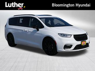 Used 2025 Chrysler Pacifica Limited FWD video 1
