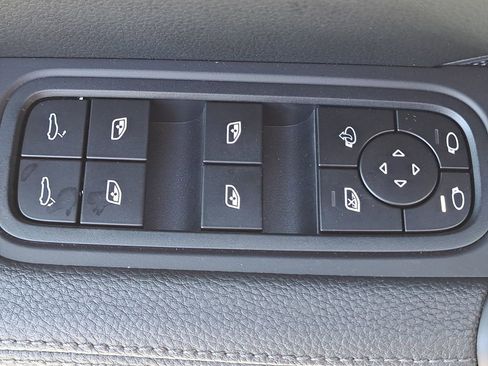 Certified 2025 Porsche Cayenne Coupe AWD/4WD image 27