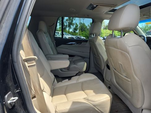 Used 2018 Cadillac Escalade Luxury AWD/4WD image 10