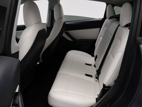 Used 2021 Tesla Model Y Long Range image 19