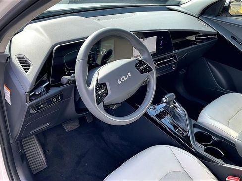 Used 2023 Kia Niro EX image 16