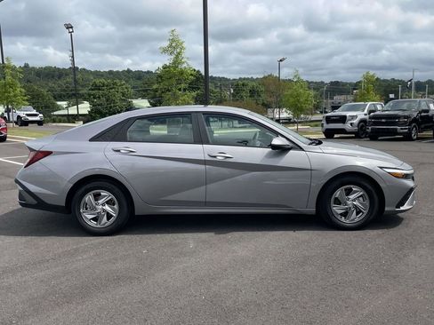 Certified 2026 Hyundai Elantra SE FWD image 2