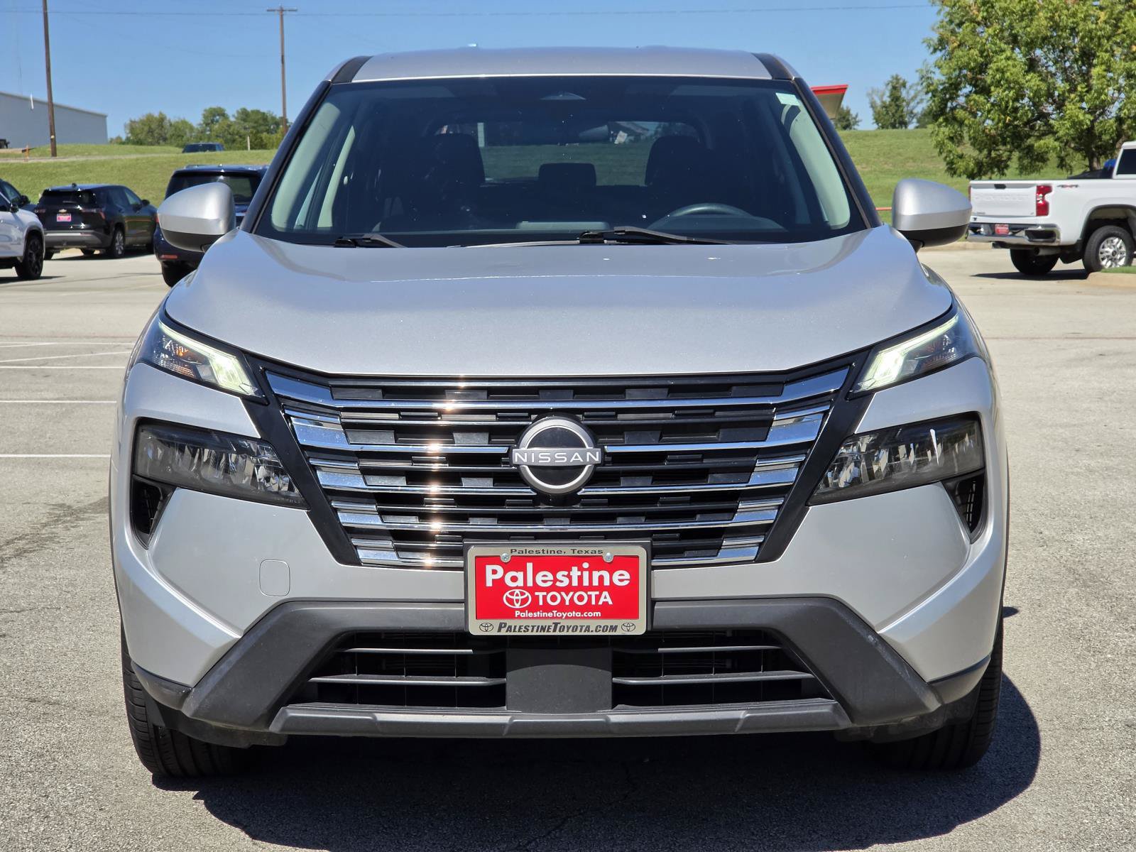 Used 2024 Nissan Rogue SV FWD image 2
