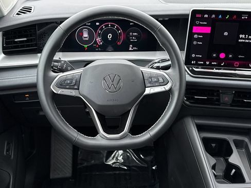 Used 2025 Volkswagen Tiguan SE FWD image 14