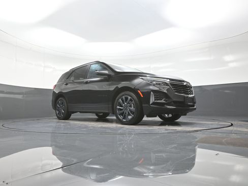 Used 2022 Chevrolet Equinox RS w/ RS Leather Package image 9