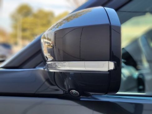 Used 2023 Land Rover Discovery Metropolitan Edition image 43