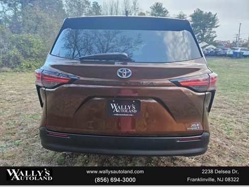 Used 2021 Toyota Sienna XLE image 4