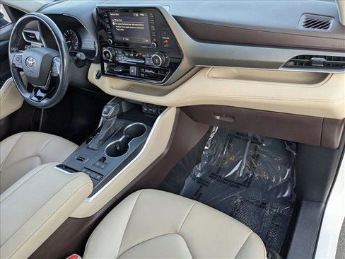 Used 2020 Toyota Highlander XLE image 21