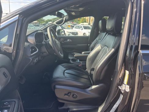 Used 2025 Chrysler Pacifica Select FWD image 13