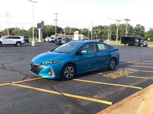 Used 2017 Toyota Prius Prime Advanced FWD image 4