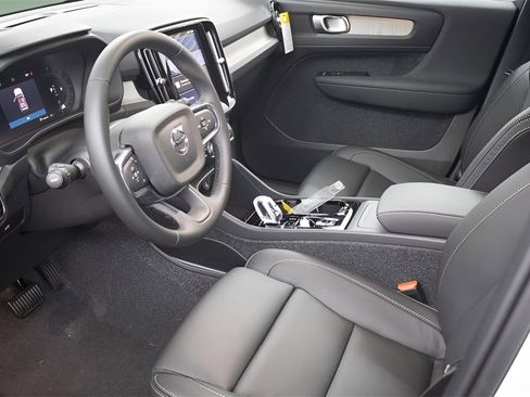 Certified 2025 Volvo XC40 B5 Plus image 27