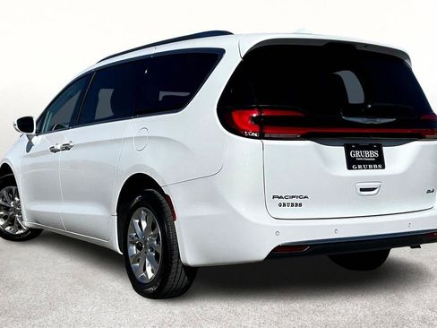Used 2021 Chrysler Pacifica Touring-L image 15