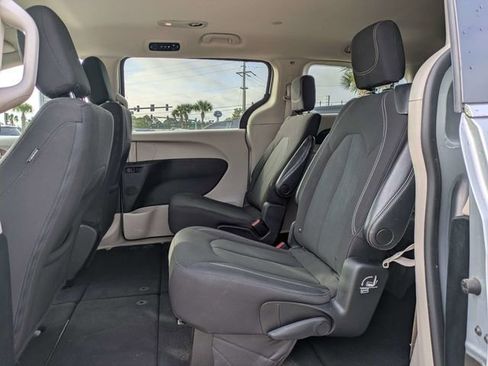 Certified 2022 Chrysler Voyager LX image 15