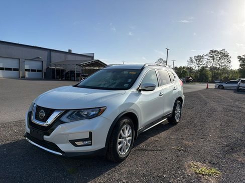 Used 2018 Nissan Rogue SV image 1