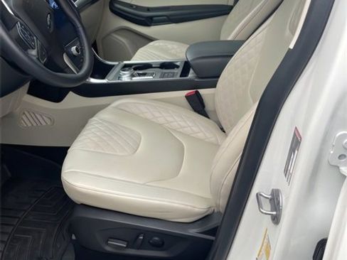 Used 2023 Ford Edge Titanium image 2