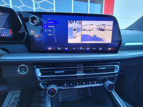 Used 2025 Chevrolet Traverse LT w/ Driver Confidence Package FWD image 12