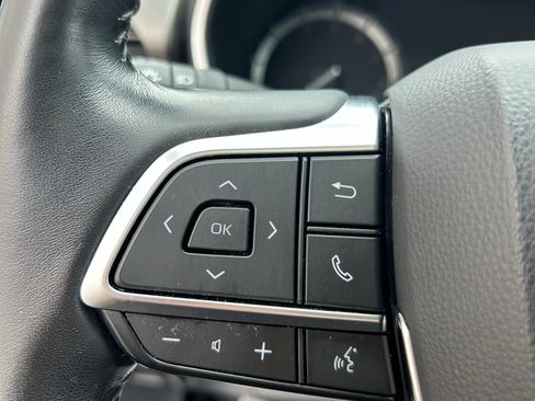 Used 2020 Toyota Highlander XLE AWD/4WD image 24