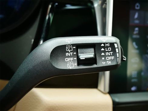 Used 2025 Porsche Macan image 25